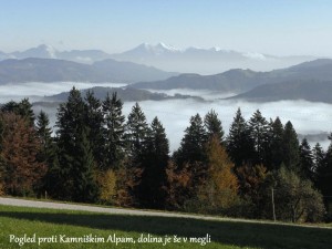 Pogled proti Kamniškim Alpam, dolina je še v megli