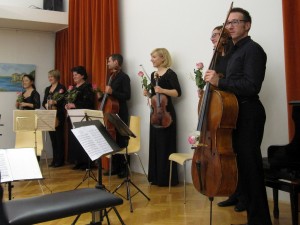 Ansambel Artes Liberales sestavljajo violinistki Kana Matsui in Mojca Menoni Sikur, violistki Gea Pantner Volfand in Mateja Ratajc ter violončelista Gregor Fele in Martin Sikur