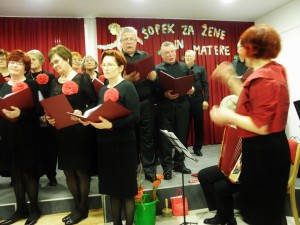 Pesem Grosuplju sta zapela: tenorist Tone Zalar in basist Tine Zibelnik ob spremljavi harmonike Primoža Cedilnika in zbora U3
