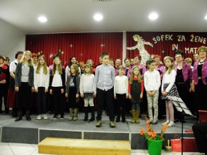 Pevski zbor učencev Podružnične šole Trebelno, ki ga vodi ga. Ivica Kocjan Anderlič