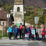 pohodniška skupina ob ostanku nekdanje proge